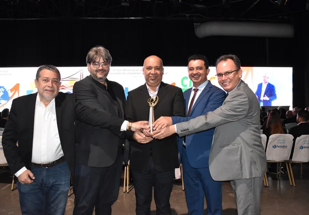 Equipe do Piauí com o troféu em mãos