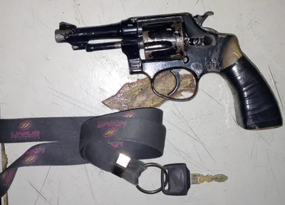 Foram apreendidos um revólver calibre 32, uma munição e uma motocicleta pop 100 preta. 