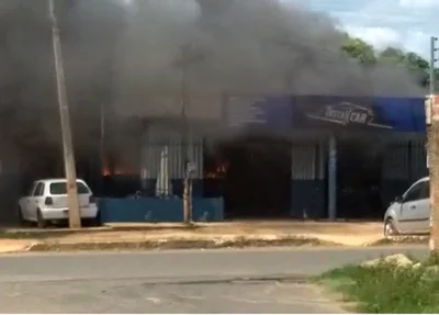 Incêndio atinge oficina de carros no Loteamento Porto Alegre