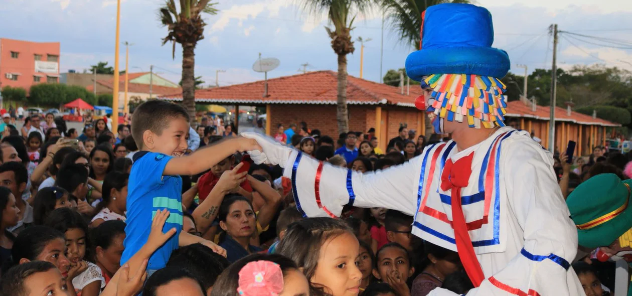 Palhaço animando a criançada 