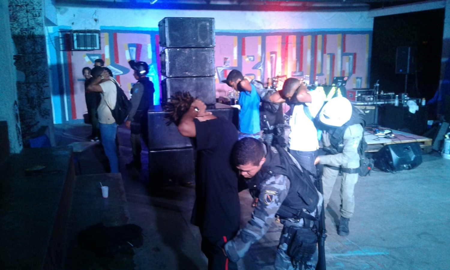 Policiais realizando abordagem