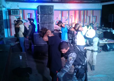 Policiais realizando abordagem