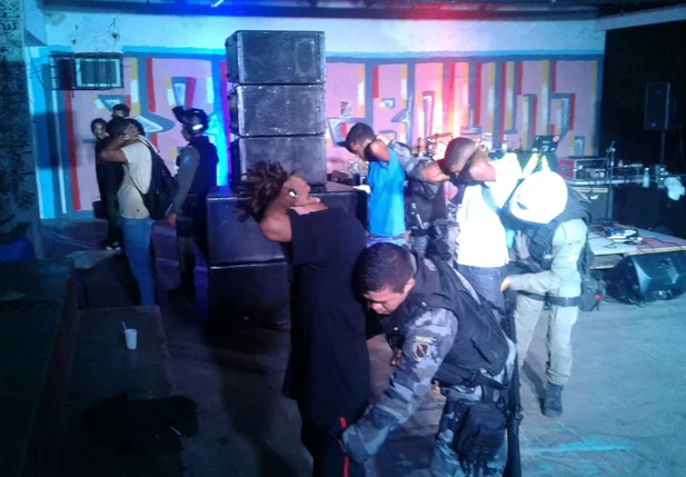 Policiais realizando abordagem