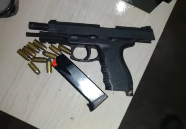 Foram apreendidos uma pistola .40 e 10 munições