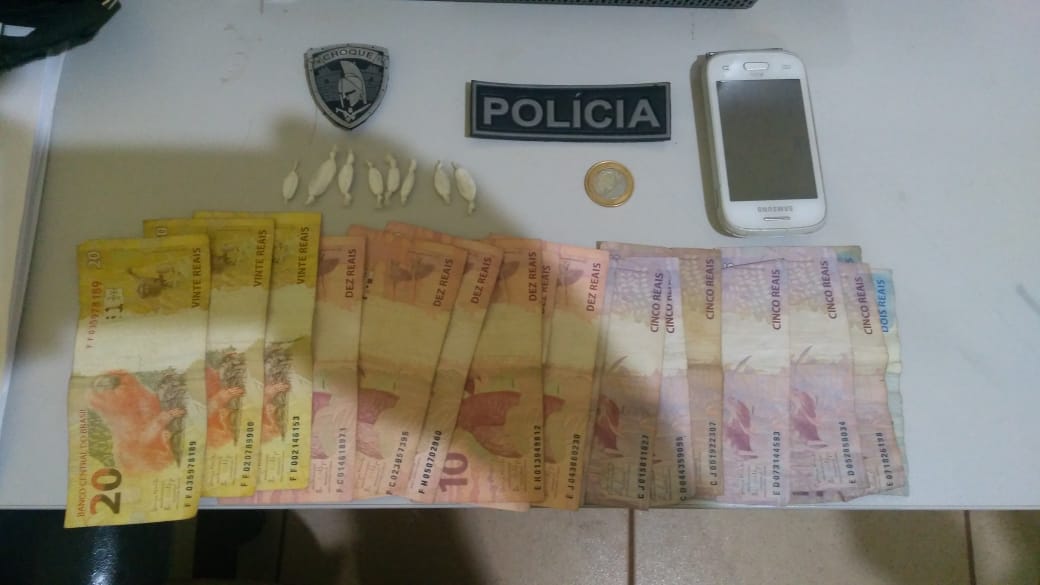 Foram apreendidos oito papelotes de cocaína e cerca de R$160 reais.