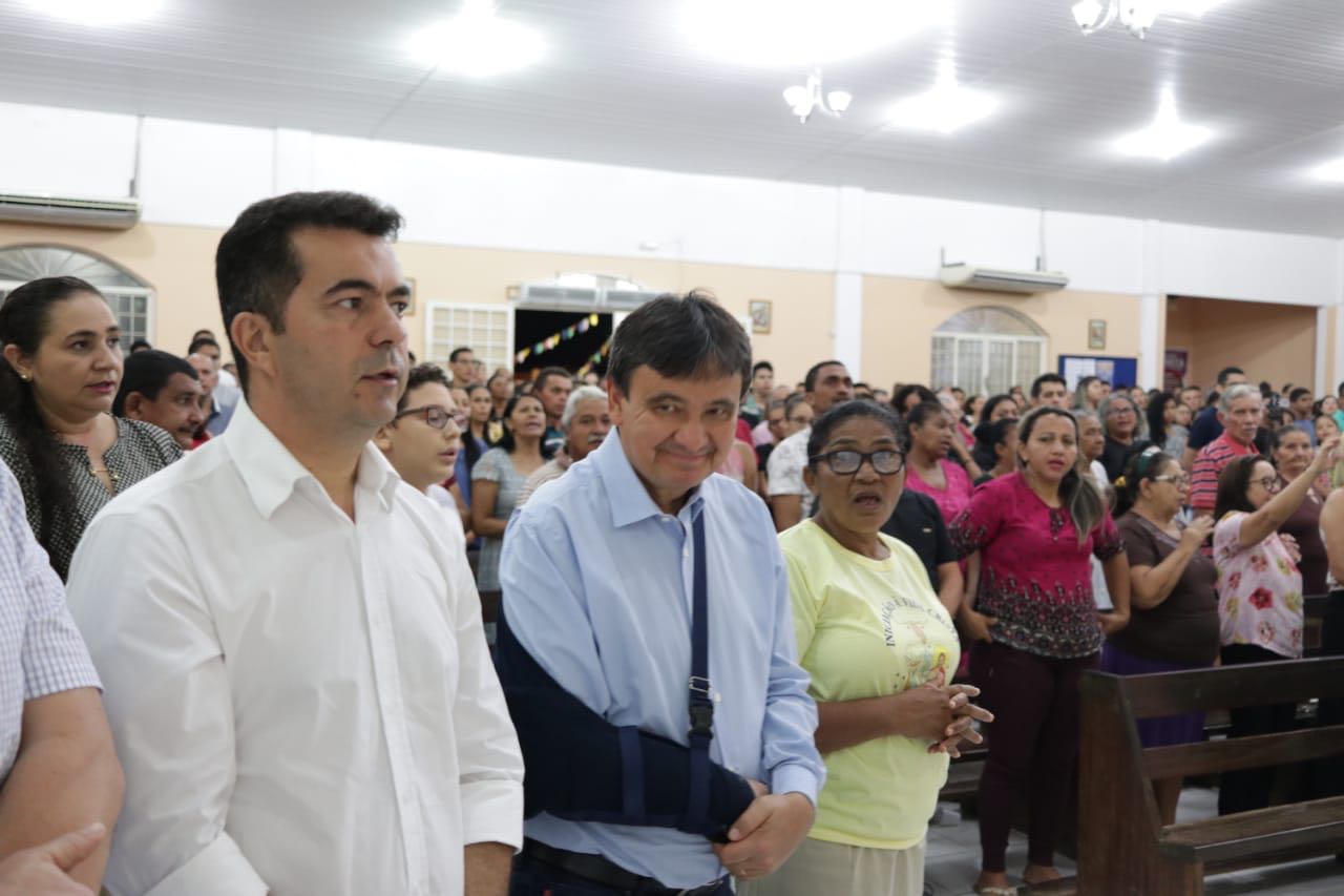 Wellington Dias durante missa no Renascença II