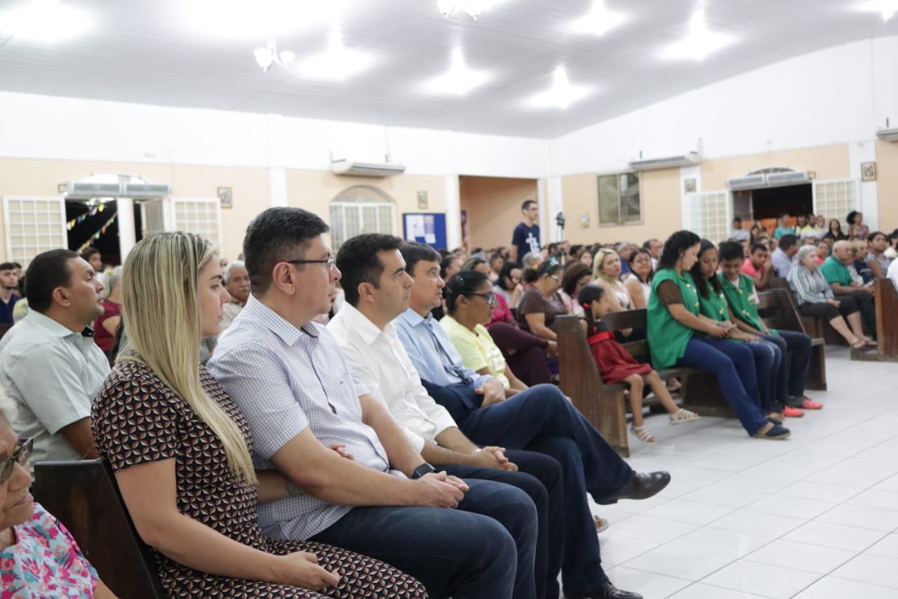 Wellington Dias participa de missa no Renascença II