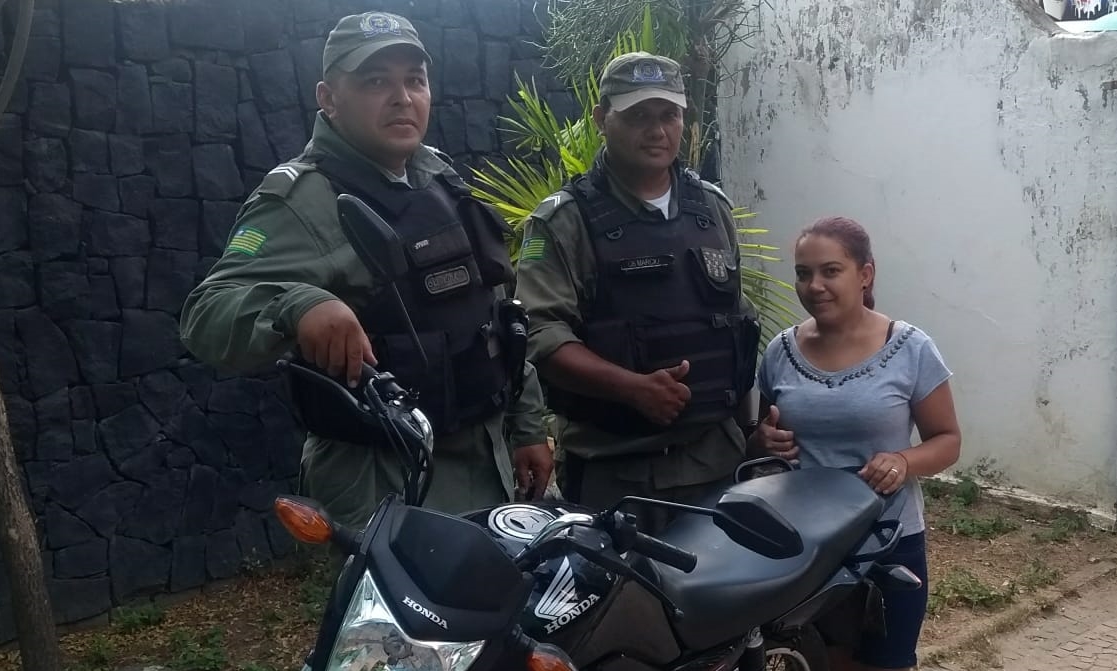 Mulher teve sua motocicleta recuperada pela Polícia Militar