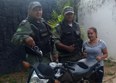 Mulher teve sua motocicleta recuperada pela Polícia Militar