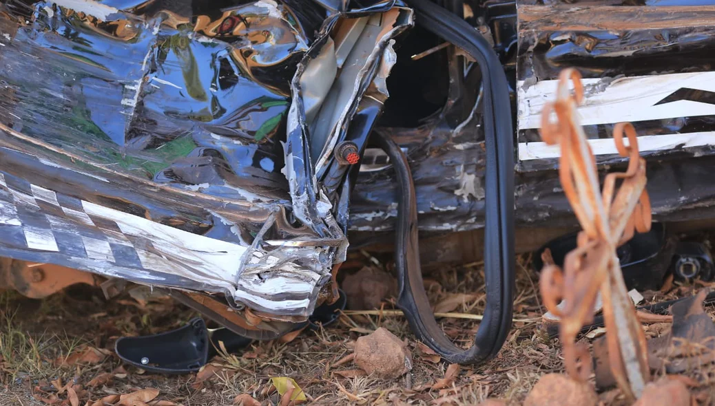 Parte danificada do Fiat Pálio Preto
