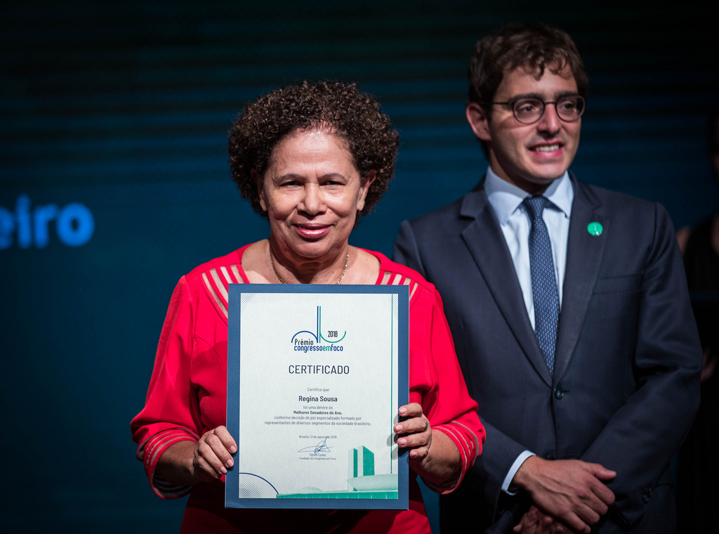 Regina Sousa ganha prêmio de terceira senadora mais atuante do Brasil