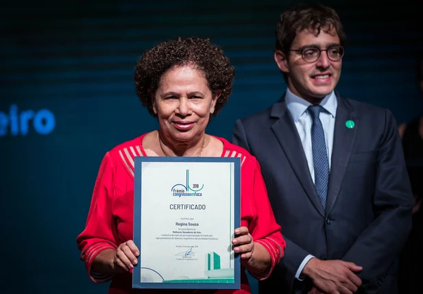 Regina Sousa ganha prêmio de terceira senadora mais atuante do Brasil