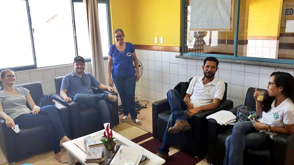 Estudantes da UFPI durante visita a horta de creche em Altos