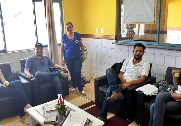 Estudantes da UFPI durante visita a horta de creche em Altos