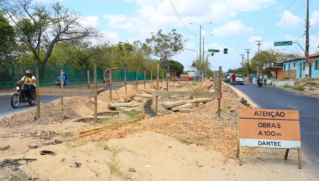 Obras inacabadas na Avenida Duque de Caxias