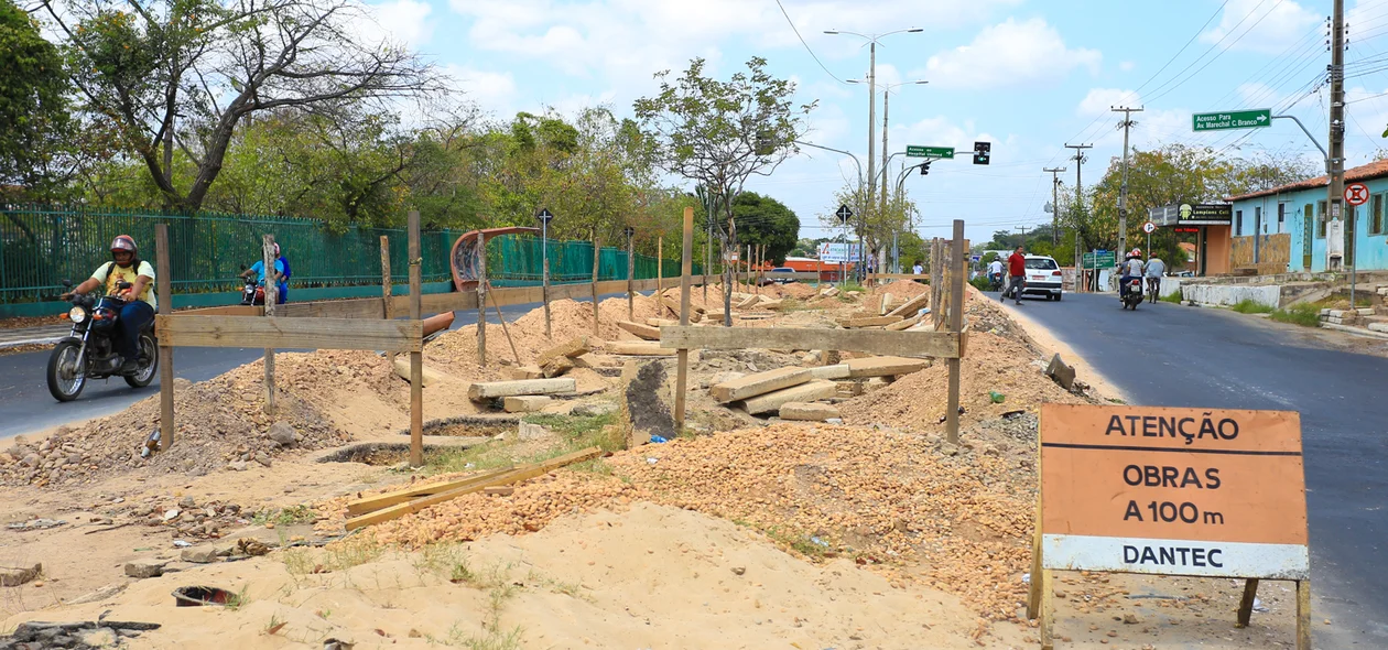 Obras inacabadas na Avenida Duque de Caxias