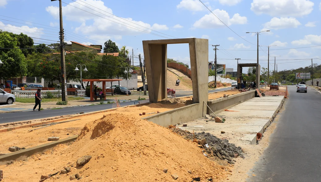Obras em andamento na Avenida Duque de Caxias