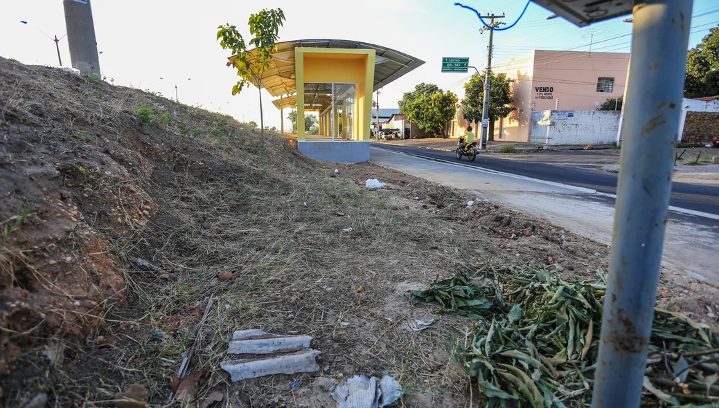 Obra inacabada a Avenida Professor Wall Ferraz