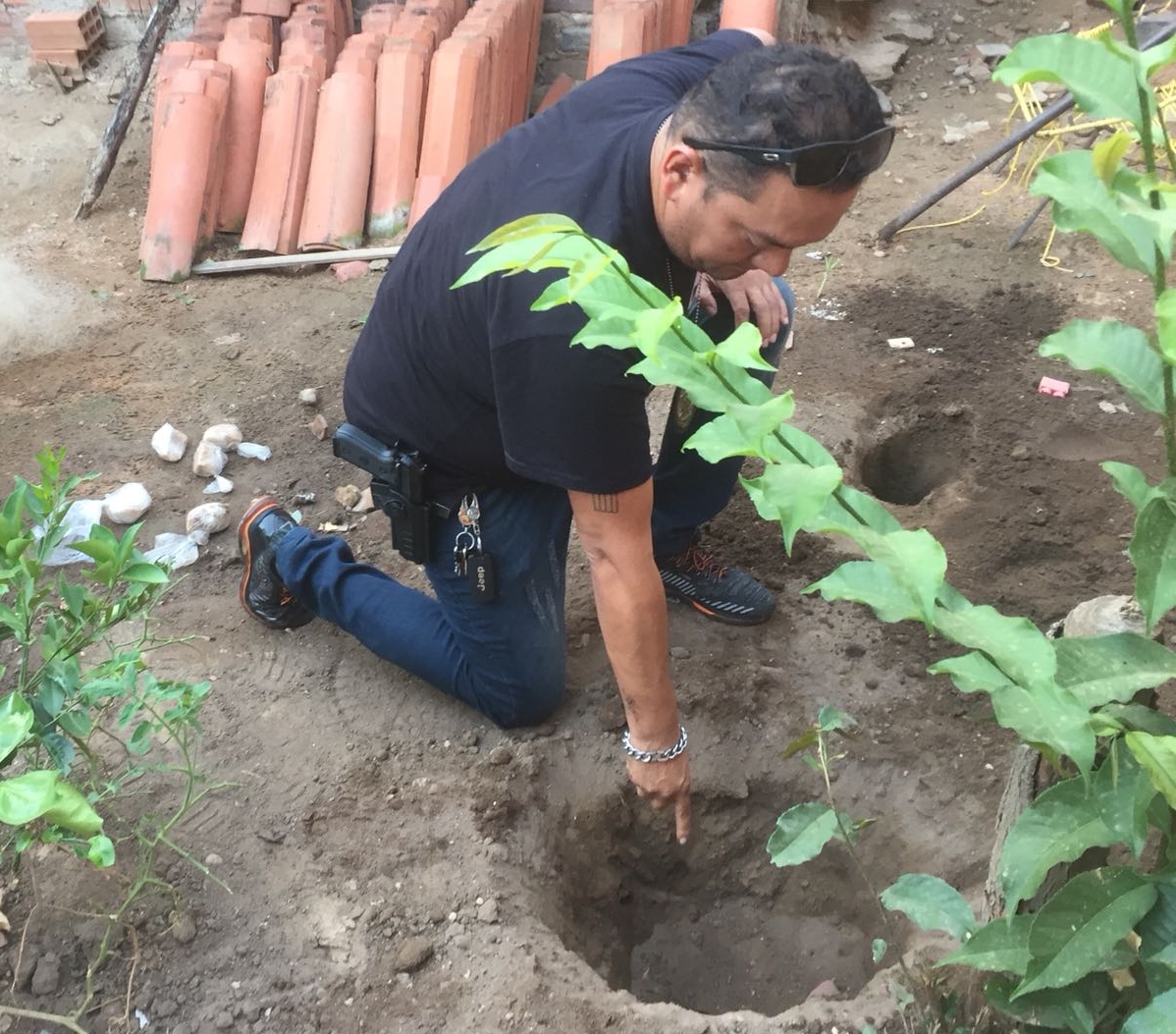 Policial mostra local onde foi encontrada a droga