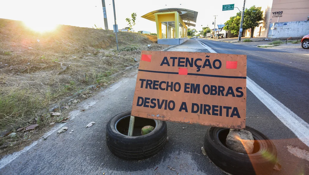 Sinalização indicando trecho em obras 
