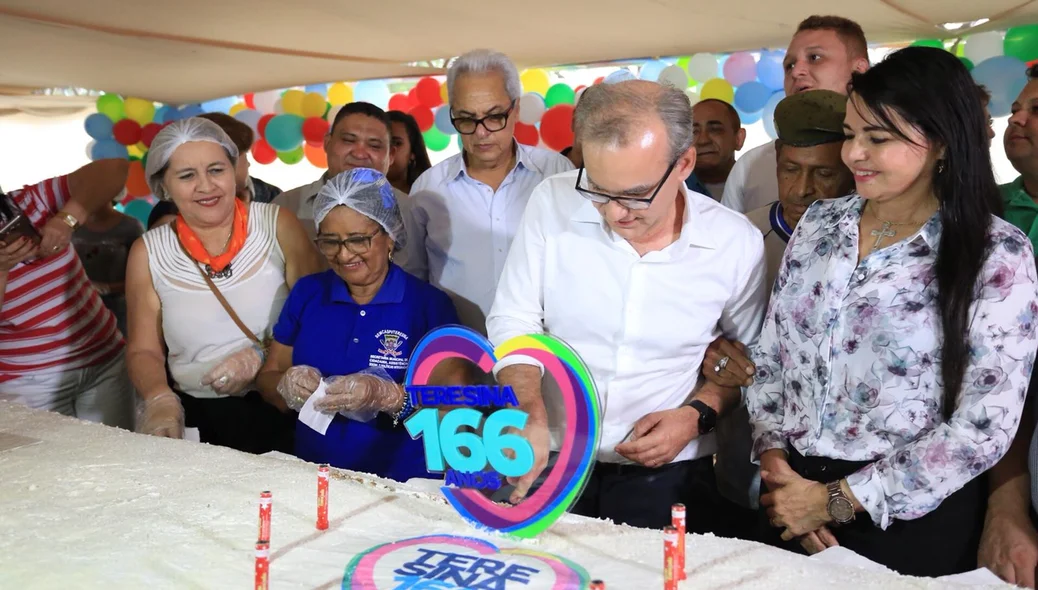 Corte do bolo de aniversário de Teresina
