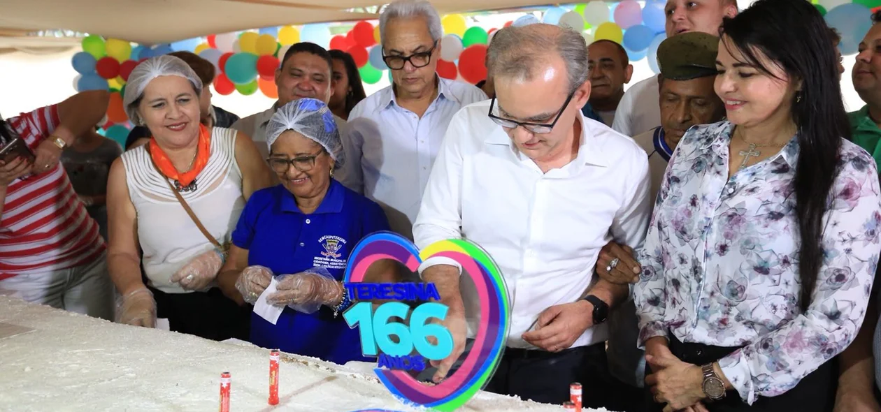 Corte do bolo de aniversário de Teresina