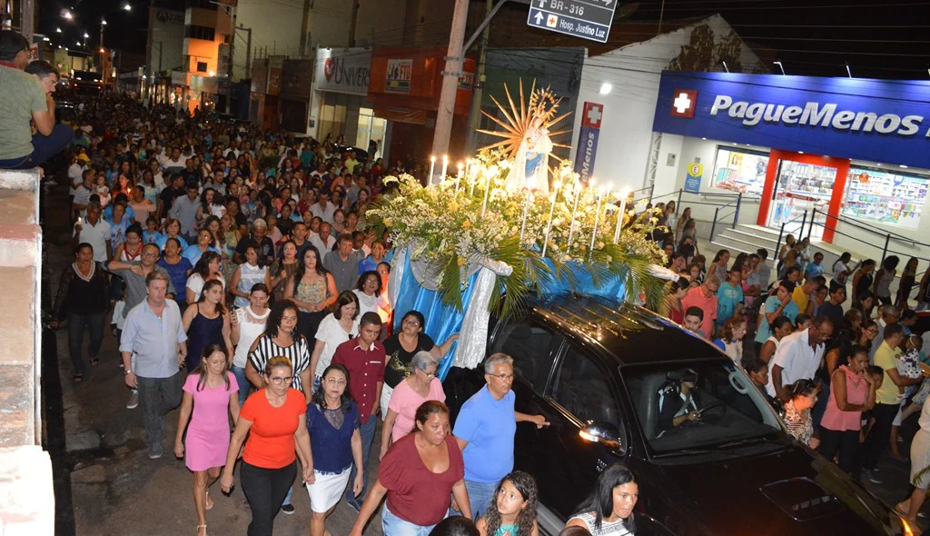 Multidão participa da procissão luminosa