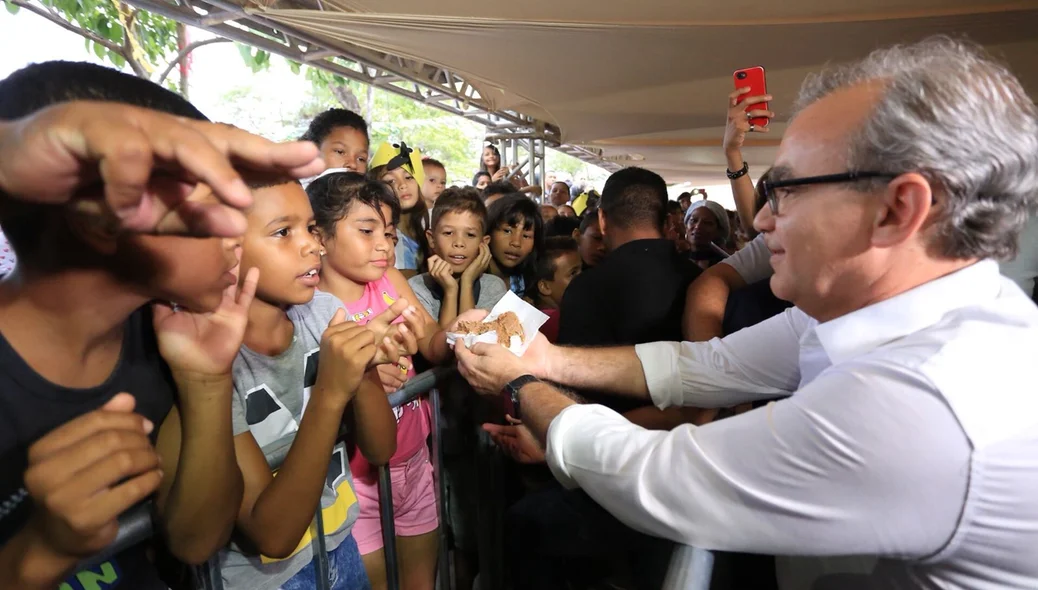 Prefeito Firmino Filho distribui bolo do aniversário de Teresina