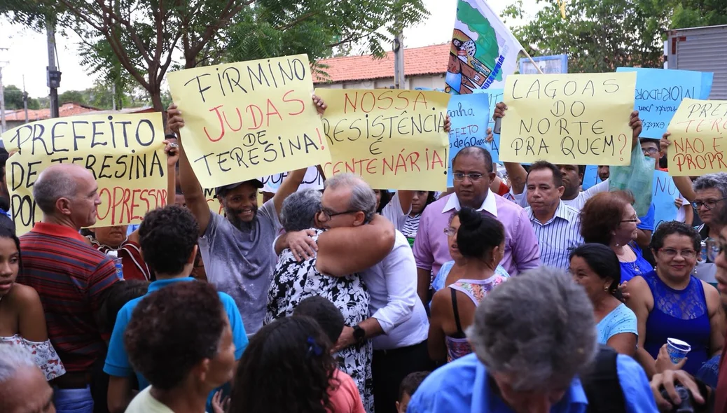 Prefeito Firmino Filho em meio a protestos