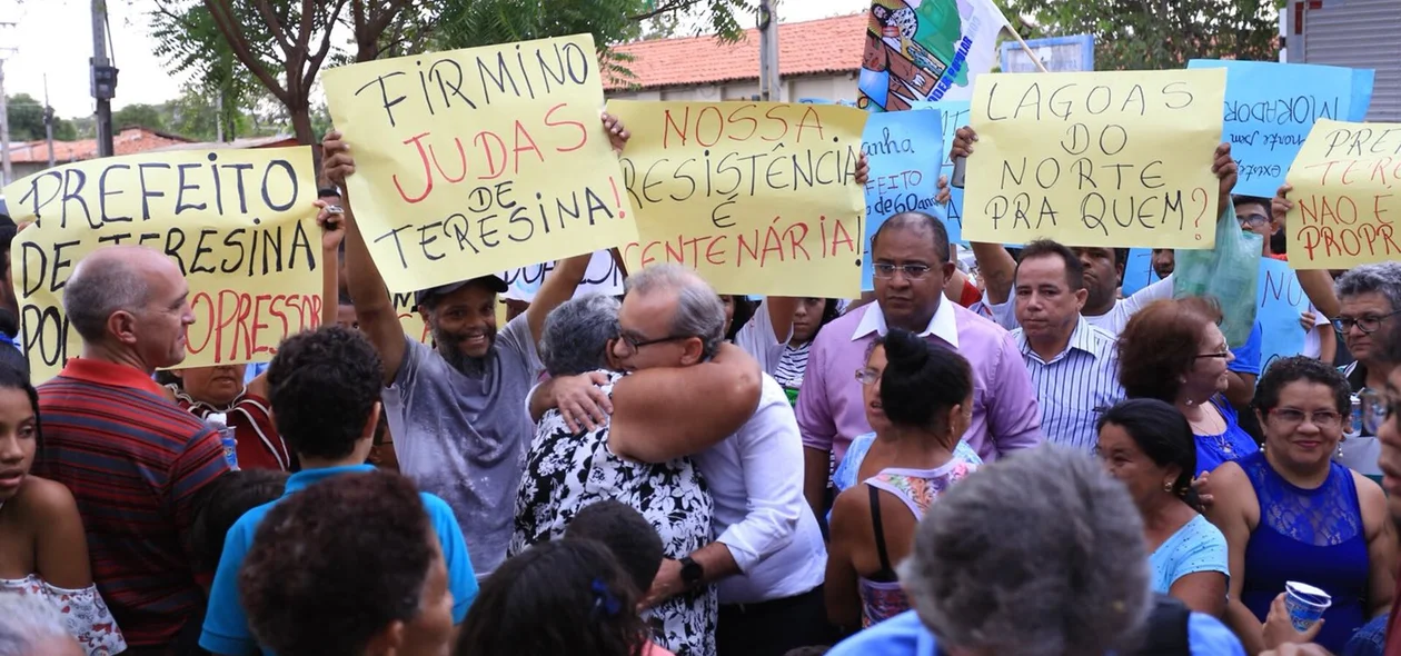 Prefeito Firmino Filho em meio a protestos