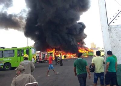 Sete ônibus são destruídos em incêndio na garagem da empresa Transcol