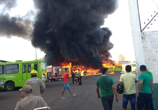 Sete ônibus são destruídos em incêndio na garagem da empresa Transcol