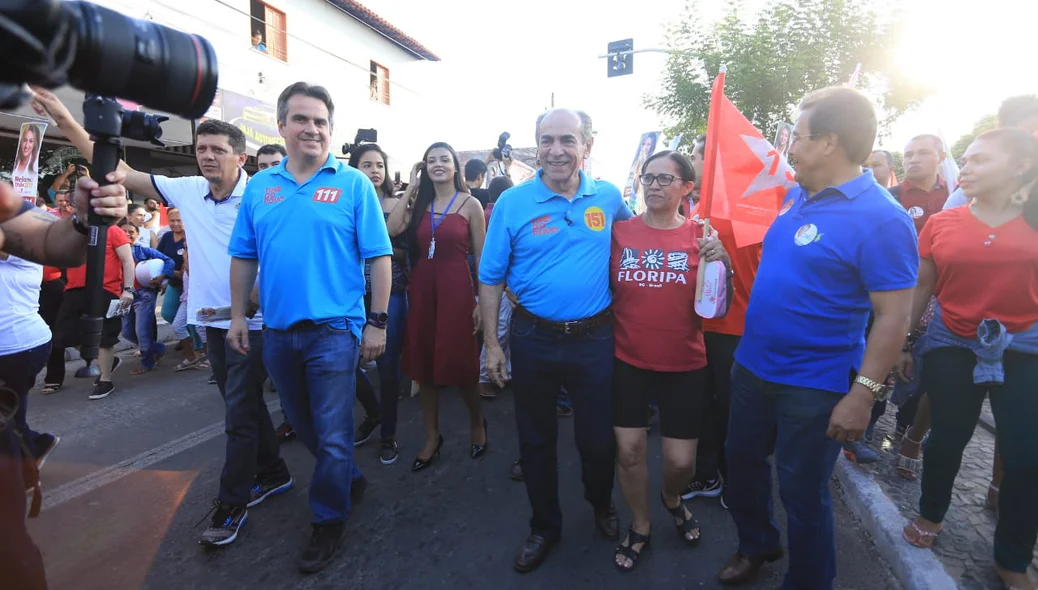 Candidatos posam para fotografias durante caminhada no Dirceu