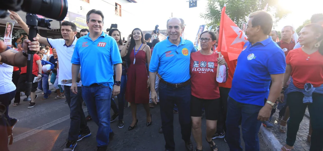 Candidatos posam para fotografias durante caminhada no Dirceu