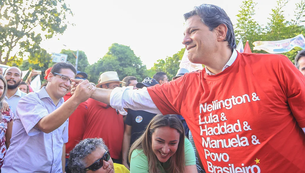 Daniel Oliveira cumprimenta Haddad durante caminhada