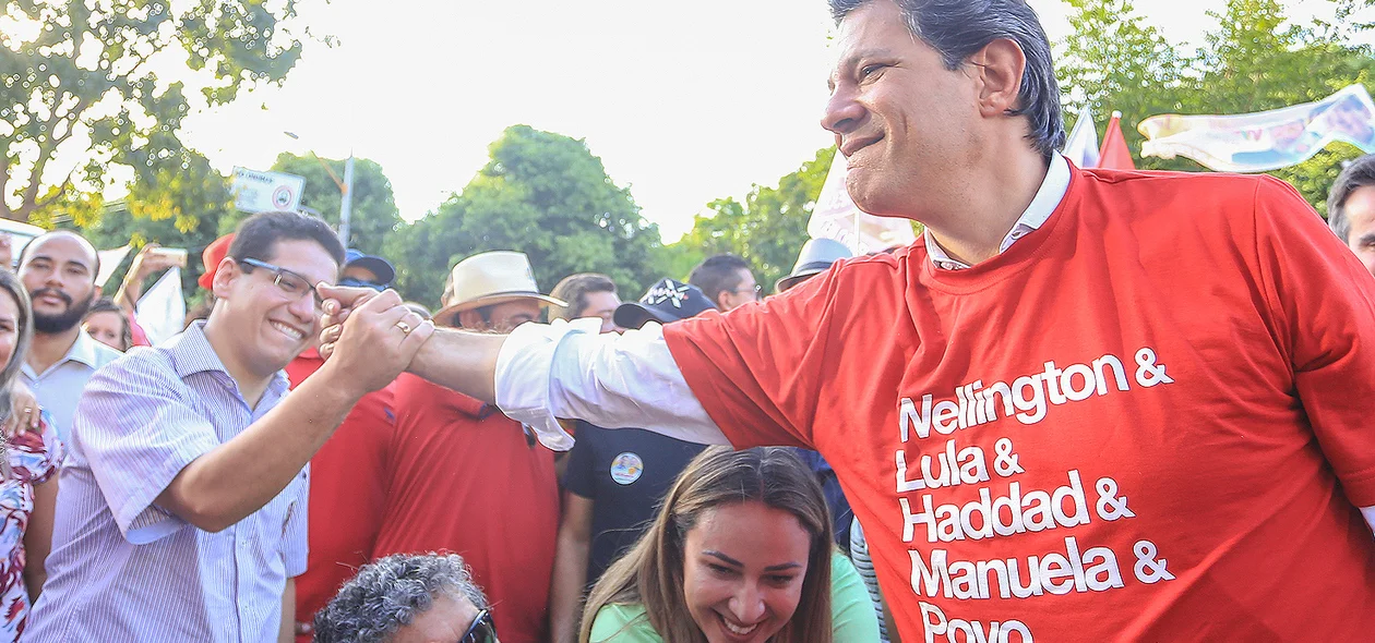 Daniel Oliveira cumprimenta Haddad durante caminhada