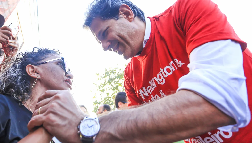 Fernando Haddad cumprimenta eleitor no Dirceu