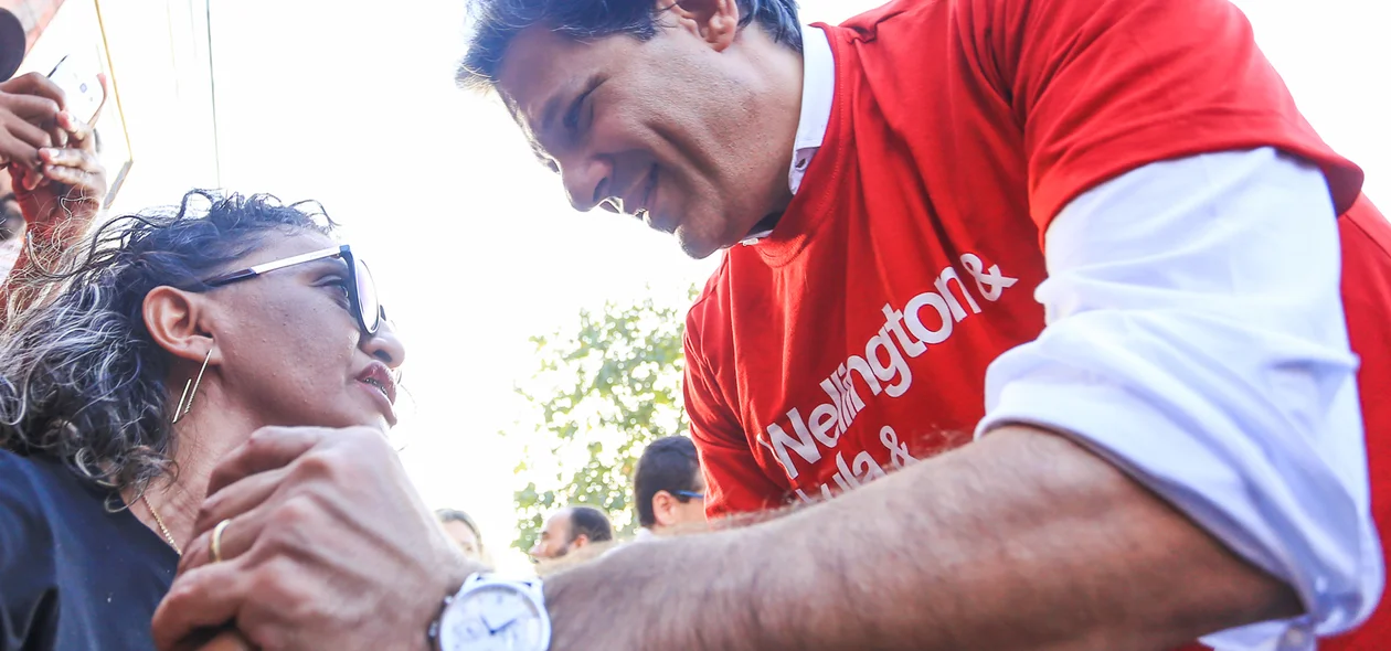 Fernando Haddad cumprimenta eleitor no Dirceu