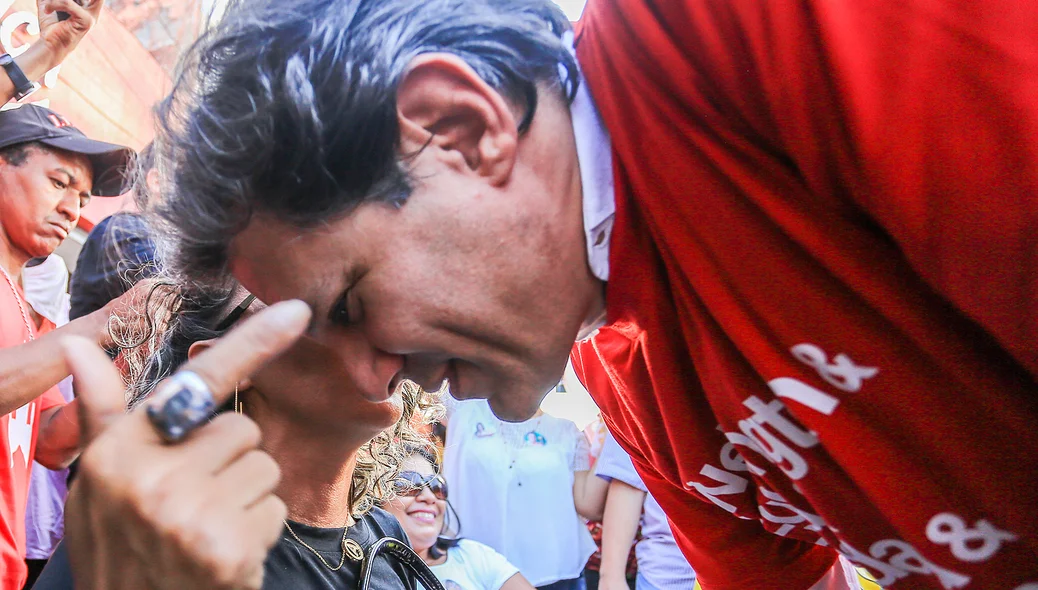 Fernando Haddad ouvindo eleitor