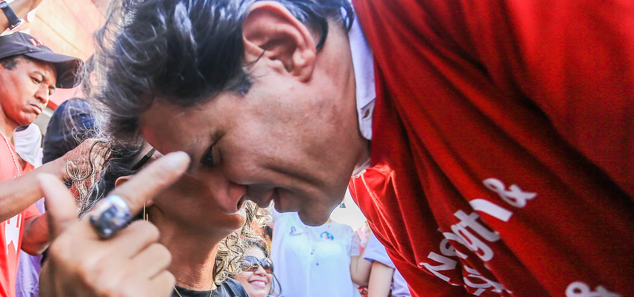 Fernando Haddad ouvindo eleitor