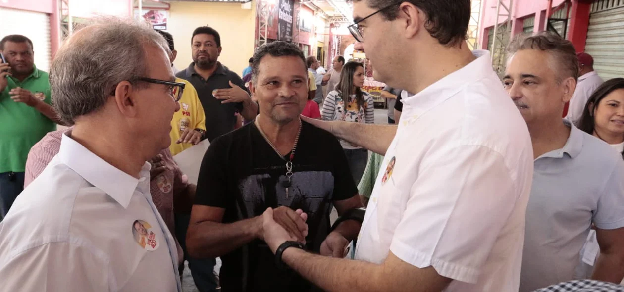 Luciano Nunes e Firmino falam com populares no Mercado do Dirceu