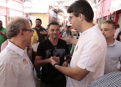 Luciano Nunes e Firmino falam com populares no Mercado do Dirceu
