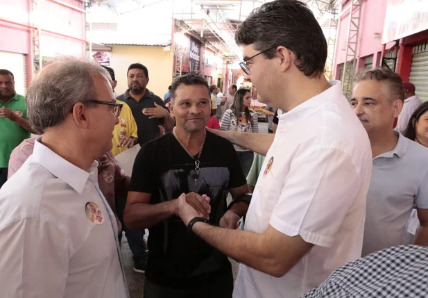 Luciano Nunes e Firmino falam com populares no Mercado do Dirceu
