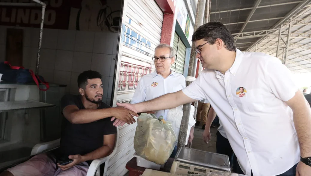 Luciano Nunes em caminhada no mercado do Dirceu
