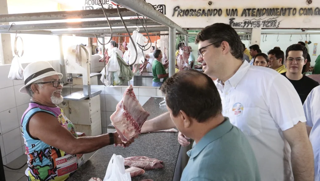 Luciano Nunes faz caminhada no Mercado do Dirceu