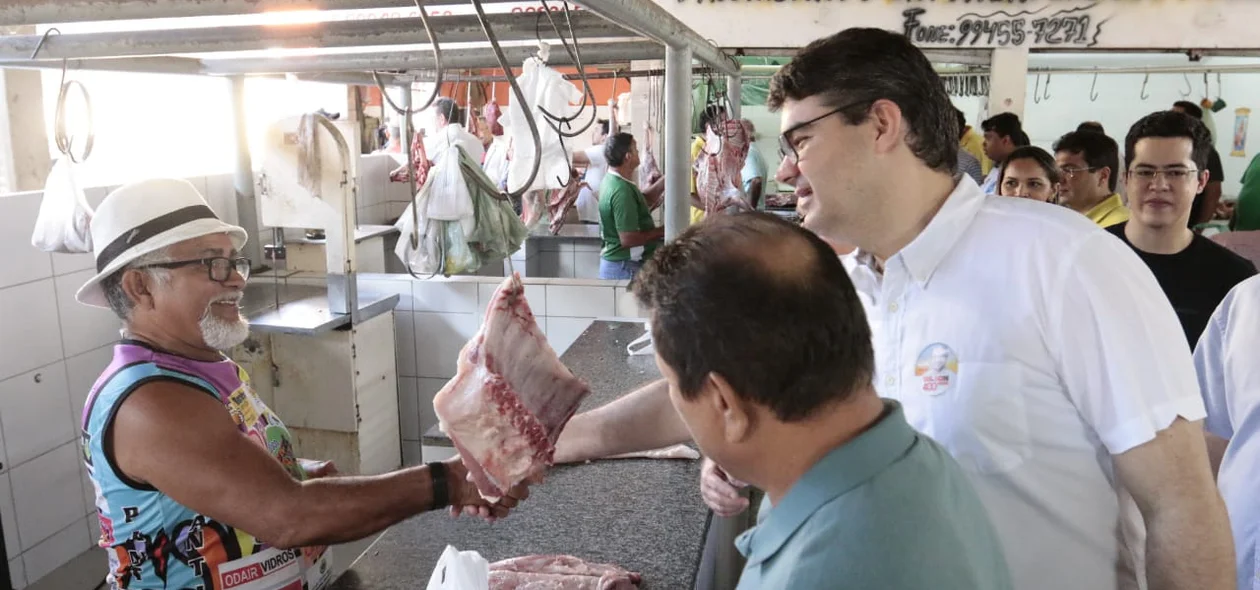 Luciano Nunes faz caminhada no Mercado do Dirceu