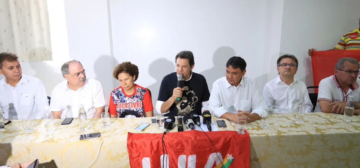 Mesa de autoridades na coletiva de Fernando Haddad 
