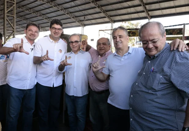Luciano Nunes e políticos realizam caminhada no bairro Dirceu