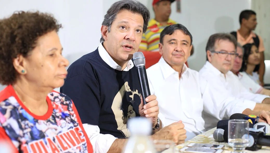 Políticos petistas acompanham discurso de Haddad