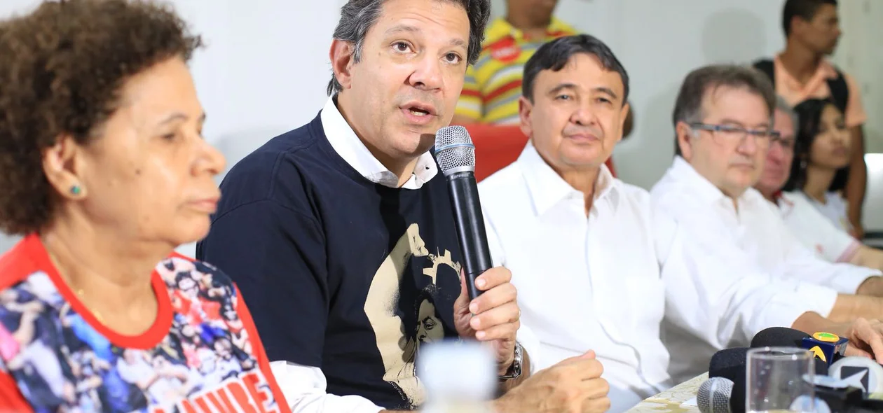 Políticos petistas acompanham discurso de Haddad